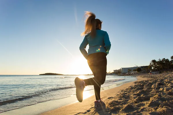 Joven estilo de vida saludable fitness mujer corriendo al amanecer playa —  Fotos de Stock