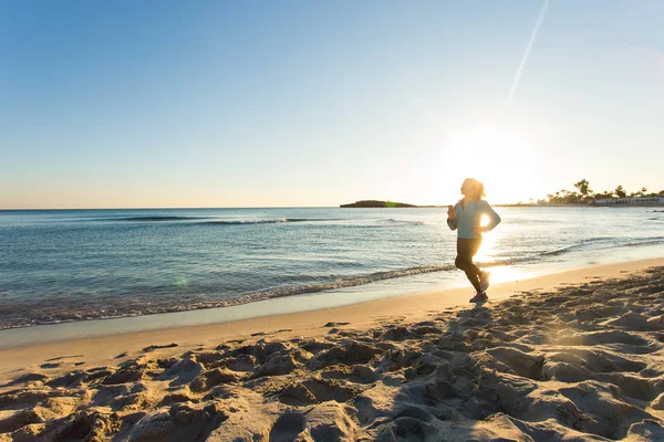 Joven estilo de vida saludable fitness mujer corriendo al amanecer playa — Foto de Stock