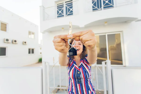 Gelukkig jonge vrouw voor nieuwe Home met nieuwe huis sleutels — Stockfoto