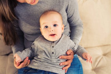 Annesi ile mavi gözlü mutlu çocuk portresi