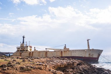 Plajda, Kıbrıs dalgalar deniz çevrili gemi enkazı