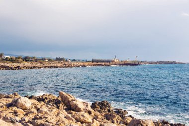 Plajda, Kıbrıs dalgalar deniz çevrili gemi enkazı