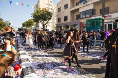 Limassol, Kıbrıs - 26 Şubat: Büyük karnaval geçit töreni - kimliği belirsiz bir kişi her yaş, cinsiyet ve milliyet sokak Karnavalı, 26 Şubat 2017 Limasol'da sırasında renkli kostümleri