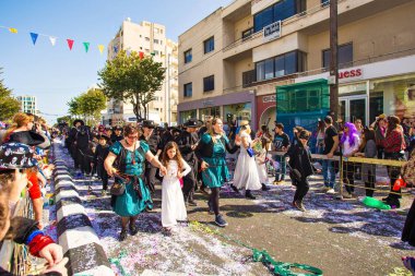 Limassol, Kıbrıs - 26 Şubat: Tanımlanamayan karnaval katılımcılar Mart ayında Kıbrıs karnaval geçit üzerinde 26 Şubat 2017 Limassol, Kıbrıs