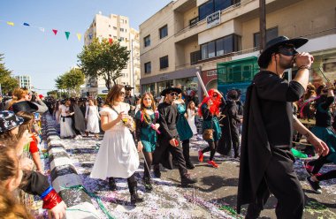 Limassol, Kıbrıs - 26 Şubat: Büyük karnaval geçit töreni - kimliği belirsiz bir kişi her yaş, cinsiyet ve milliyet sokak Karnavalı, 26 Şubat 2017 Limasol'da sırasında renkli kostümleri