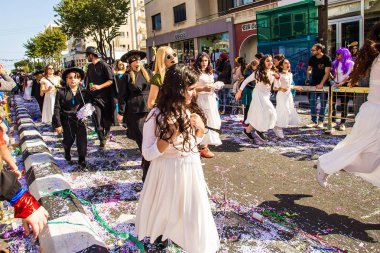 Limassol, Kıbrıs - 26 Şubat: Büyük karnaval geçit töreni - kimliği belirsiz bir kişi her yaş, cinsiyet ve milliyet sokak Karnavalı, 26 Şubat 2017 Limasol'da sırasında renkli kostümleri