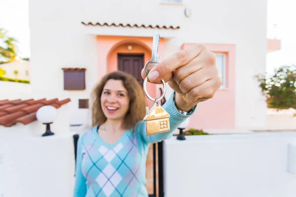 Concepto de inauguración de la casa, bienes raíces, propiedad y mudanza - Nuevo propietario de casa con llave de cerca —  Fotos de Stock