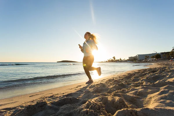 Joven estilo de vida saludable fitness mujer corriendo al amanecer playa — Foto de Stock