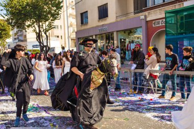 Limassol, Kıbrıs - 26 Şubat: Büyük karnaval geçit töreni - kimliği belirsiz bir kişi her yaş, cinsiyet ve milliyet sokak Karnavalı, 26 Şubat 2017 Limasol'da sırasında renkli kostümleri