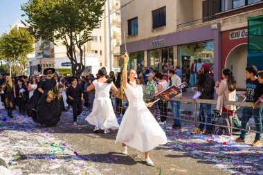 Limassol, Kıbrıs - 26 Şubat: Büyük karnaval geçit töreni - kimliği belirsiz bir kişi her yaş, cinsiyet ve milliyet sokak Karnavalı, 26 Şubat 2017 Limasol'da sırasında renkli kostümleri