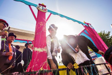 Limassol, Kıbrıs - 26 Şubat: Tanımlanamayan karnaval katılımcılar Mart ayında Kıbrıs karnaval geçit üzerinde 26 Şubat 2017 Limassol, Kıbrıs