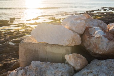 Taşlı deniz kıyısında arka plan