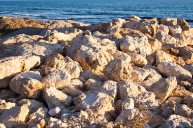 Taşlı deniz kıyısında arka plan