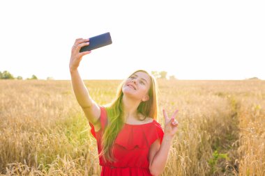 Selfie fotoğraf alanını yapma gülümseyen bir genç kız portresi