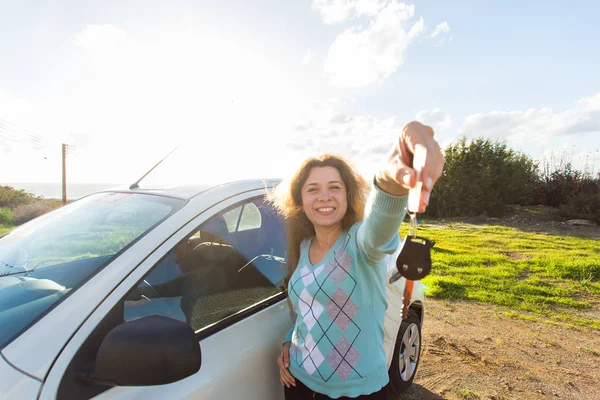 Auto επιχείρηση, πώληση αυτοκινήτου, τον καταναλωτισμό και άνθρωποι έννοια - ευτυχισμένη γυναίκα εκμετάλλευση νέο αυτοκίνητο κλειδί εξωτερική — Φωτογραφία Αρχείου