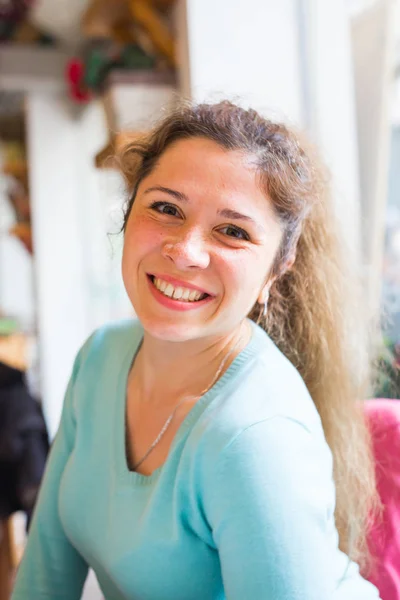 Close-up retrato de uma jovem mulher atraente sorrindo dentro de casa — Fotografia de Stock