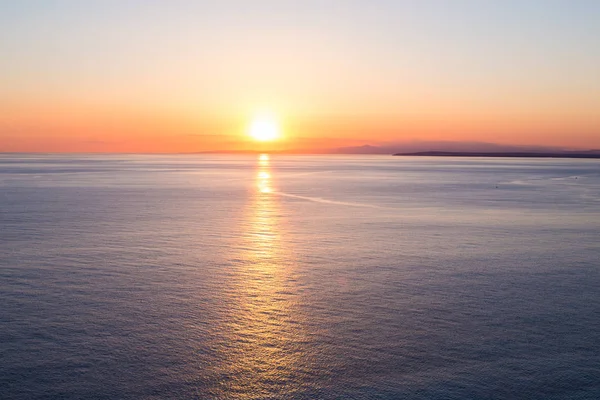 Sonnenaufgang im Meer. tropischer Sonnenuntergang am Strand. — Stockfoto
