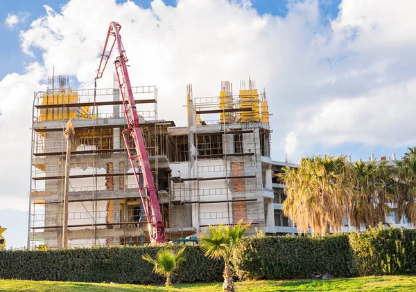 Bouwkraan en gebouw in aanbouw tegen blauwe lucht — Stockfoto