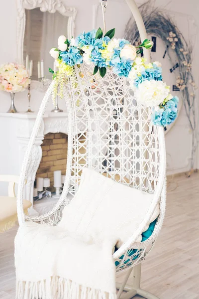 Уютный овальный белый стул в светлой комнате — стоковое фото