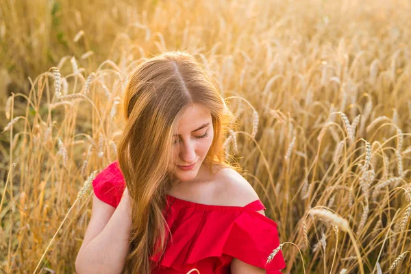 Helder portret van gelukkige jonge vrouw op zomer Field — Stockfoto