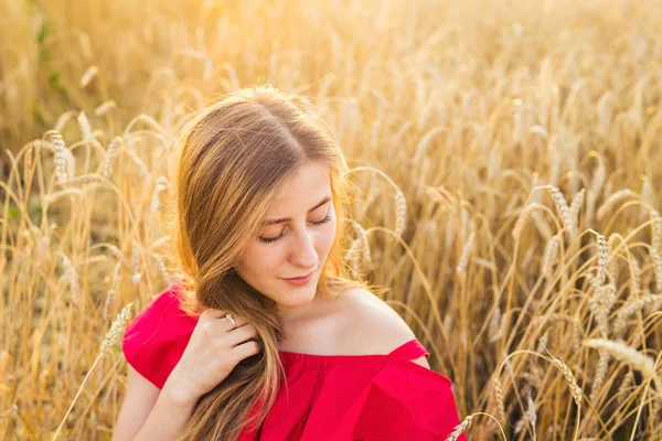 Mutlu genç kadının yaz Field'da parlak portre — Stok fotoğraf