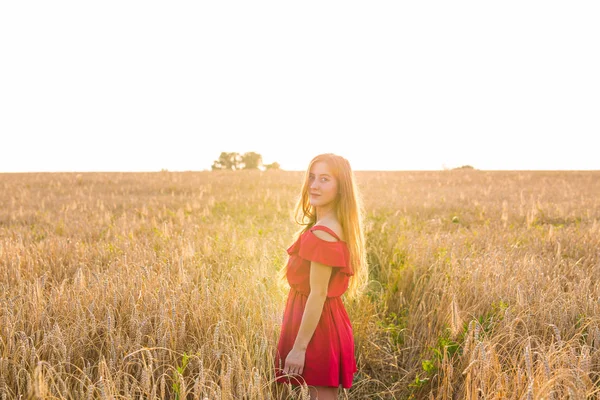 Brillante retrato de la joven feliz en el campo de verano — Foto de Stock