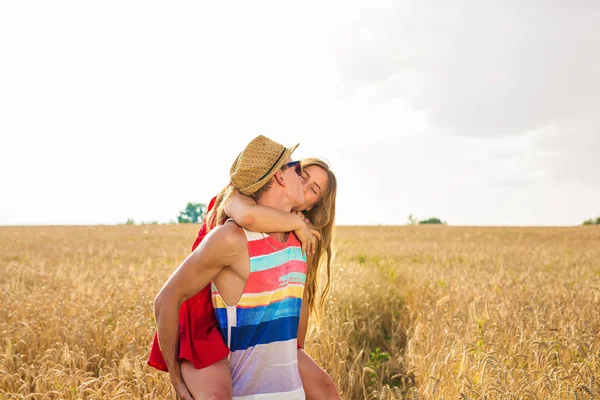 Šťastný pár mají venkovní zábava na hřišti.. Koncept svobody. Na zádech. — Stock fotografie
