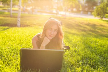 Kız laptop ile çim üzerinde yalan