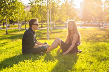 Güneşli bir parkta şirin çift