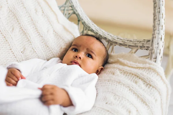 Adorable niñito afroamericano sonriendo - gente negra — Foto de Stock