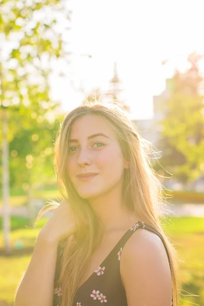 Retrato de una joven hermosa mujer. Retrato de cerca de una joven y hermosa modelo posando al aire libre. Retrato de verano al aire libre — Foto de Stock