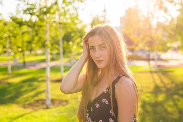 Retrato de una joven hermosa mujer. Retrato de cerca de una joven y hermosa modelo posando al aire libre. Retrato de verano al aire libre — Foto de Stock
