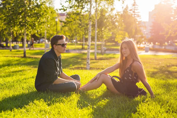 Dziewczyna i facet w parku w słoneczny dzień — Zdjęcie stockowe