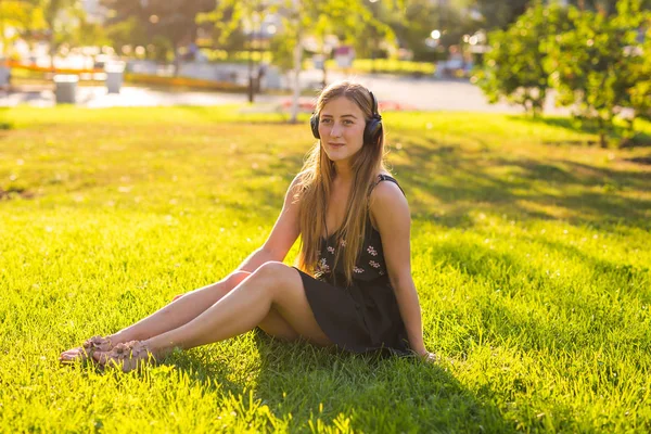 Vrouw die naar de muziek luistert — Stockfoto