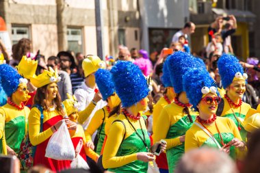 Limassol, Kıbrıs - 26 Şubat: Büyük karnaval geçit töreni - kimliği belirsiz bir kişi her yaş, cinsiyet ve milliyet sokak Karnavalı, 26 Şubat 2017 Limasol'da sırasında renkli kostümleri