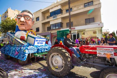Limassol, Kıbrıs - 26 Şubat: Büyük karnaval geçit töreni - kimliği belirsiz bir kişi her yaş, cinsiyet ve milliyet sokak Karnavalı, 26 Şubat 2017 Limasol'da sırasında renkli kostümleri