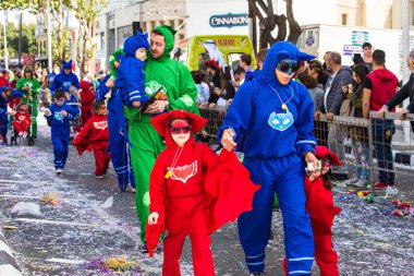 Limassol, Kıbrıs - 26 Şubat: Büyük karnaval geçit töreni - kimliği belirsiz bir kişi her yaş, cinsiyet ve milliyet sokak Karnavalı, 26 Şubat 2017 Limasol'da sırasında renkli kostümleri