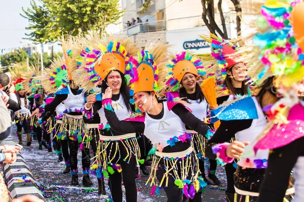 LIMASSOL, CYPRUS - FEVEREIRO 26: Grand Carnival Parade - um povo não identificado de todas as idades, sexo e nacionalidade em trajes coloridos durante o carnaval de rua, 26 de fevereiro de 2017 em Limassol — Fotografia de Stock