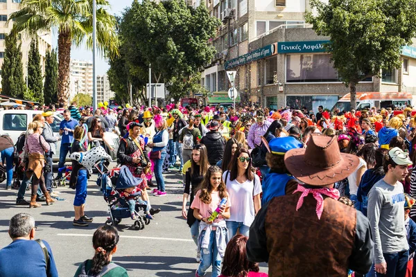 塞浦路斯利马索尔，-2 月 26 日︰ 狂欢节参与者对塞浦路斯嘉年华游行在 2017 年 2 月 26 日在利马索尔 — 图库照片