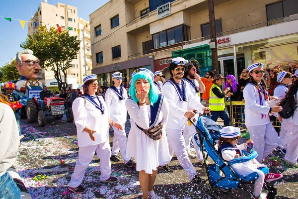 LIMASSOL, CHIPRE - 26 DE FEBRERO: Gran Desfile de Carnaval - un pueblo no identificado de todas las edades, género y nacionalidad con trajes coloridos durante el carnaval callejero, 26 de febrero de 2017 en Limassol — Foto de Stock