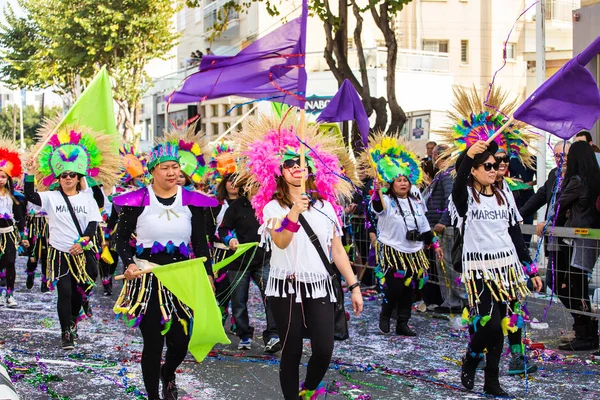 LIMASSOL, CYPRUS - FEVEREIRO 26: Grand Carnival Parade - um povo não identificado de todas as idades, sexo e nacionalidade em trajes coloridos durante o carnaval de rua, 26 de fevereiro de 2017 em Limassol — Fotografia de Stock