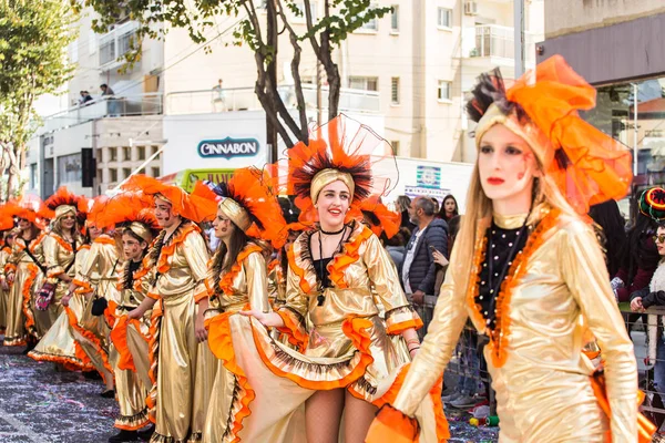 LIMASSOL, CHYPRE - 26 FÉVRIER : Défilé du Grand Carnaval - un peuple non identifié de tous âges, sexe et nationalité en costumes colorés pendant le carnaval de rue, 26 février 2017 à Limassol — Photo