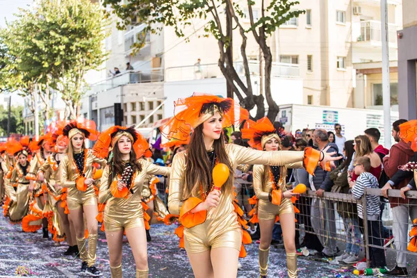 Limassol, Kıbrıs - 26 Şubat: Büyük karnaval geçit töreni - kimliği belirsiz bir kişi her yaş, cinsiyet ve milliyet sokak Karnavalı, 26 Şubat 2017 Limasol'da sırasında renkli kostümleri — Stok fotoğraf