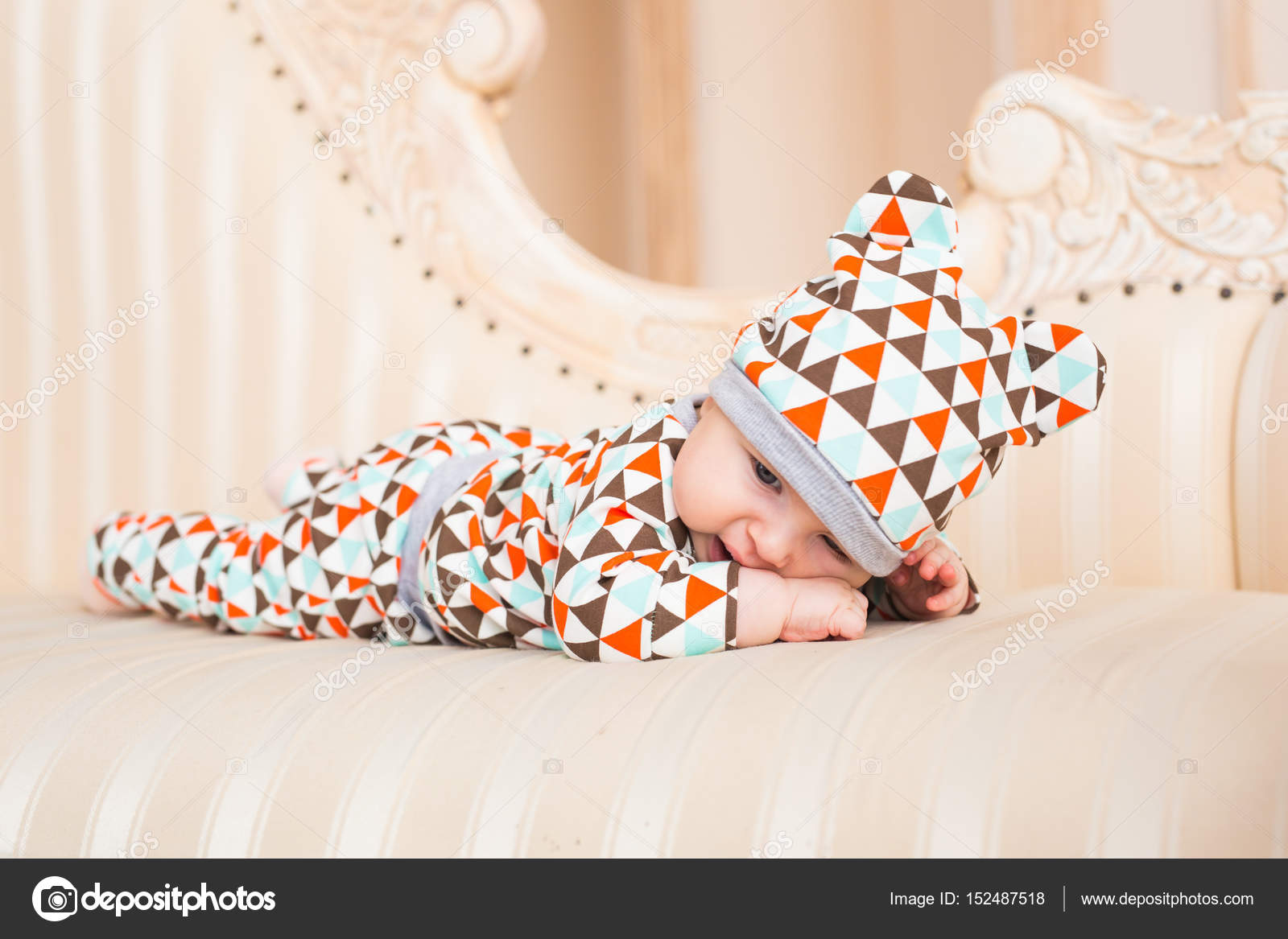 Bebe Enfant Et Nouveau Ne Concept Petit Enfant Couche Sur Le Canape Dans La Casquette Coloree Image Libre De Droit Par Satura C Bebe Enfant Et Nouveau Ne Concept Petit Enfant Couche Sur Le Canape Dans La Casquette Coloree Image Libre De Droit Par Satura C