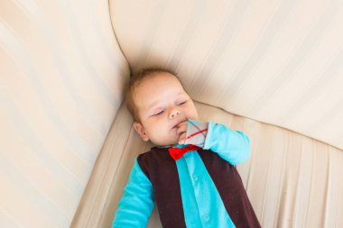 Kızıl saçlı ve mavi gözlü bebek çocuk. Kanepe yeni doğan çocuk lyling