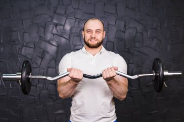 Kaslı adam yapıyor, bir halter ile güçlü erkek spor salonunda egzersiz.