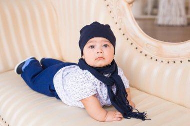 Bebek çocuk odasında. Yeni doğan çocuk kanepede rahatlatıcı. Genç çocuklar için kreş. Aile sabah evde.