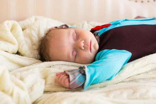 Spädbarn pojke sover — Stockfoto