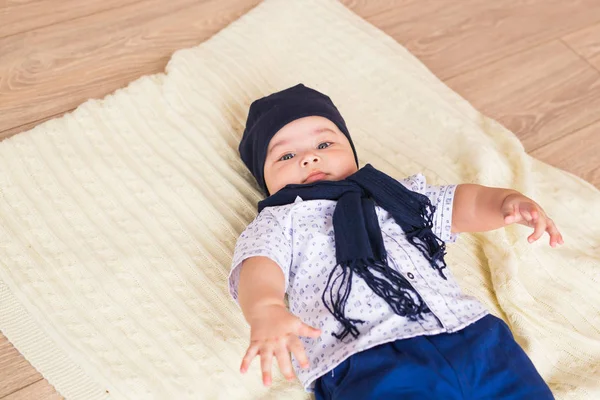 Portret chłopca słodkie dziecko, leżąc na podłodze — Zdjęcie stockowe