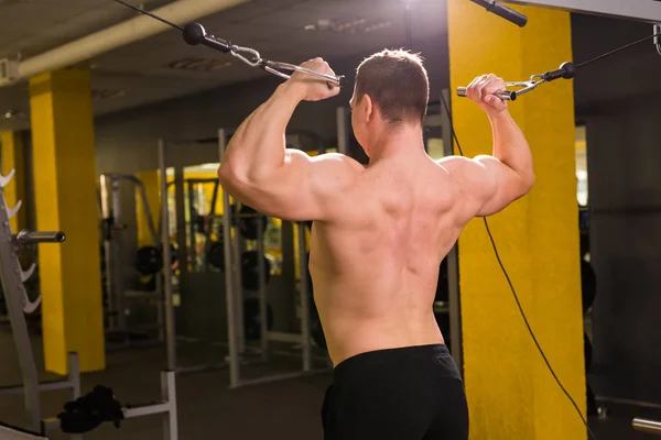 Muž s silový trénink v tělocvičně zařízení sportovního klubu — Stock fotografie